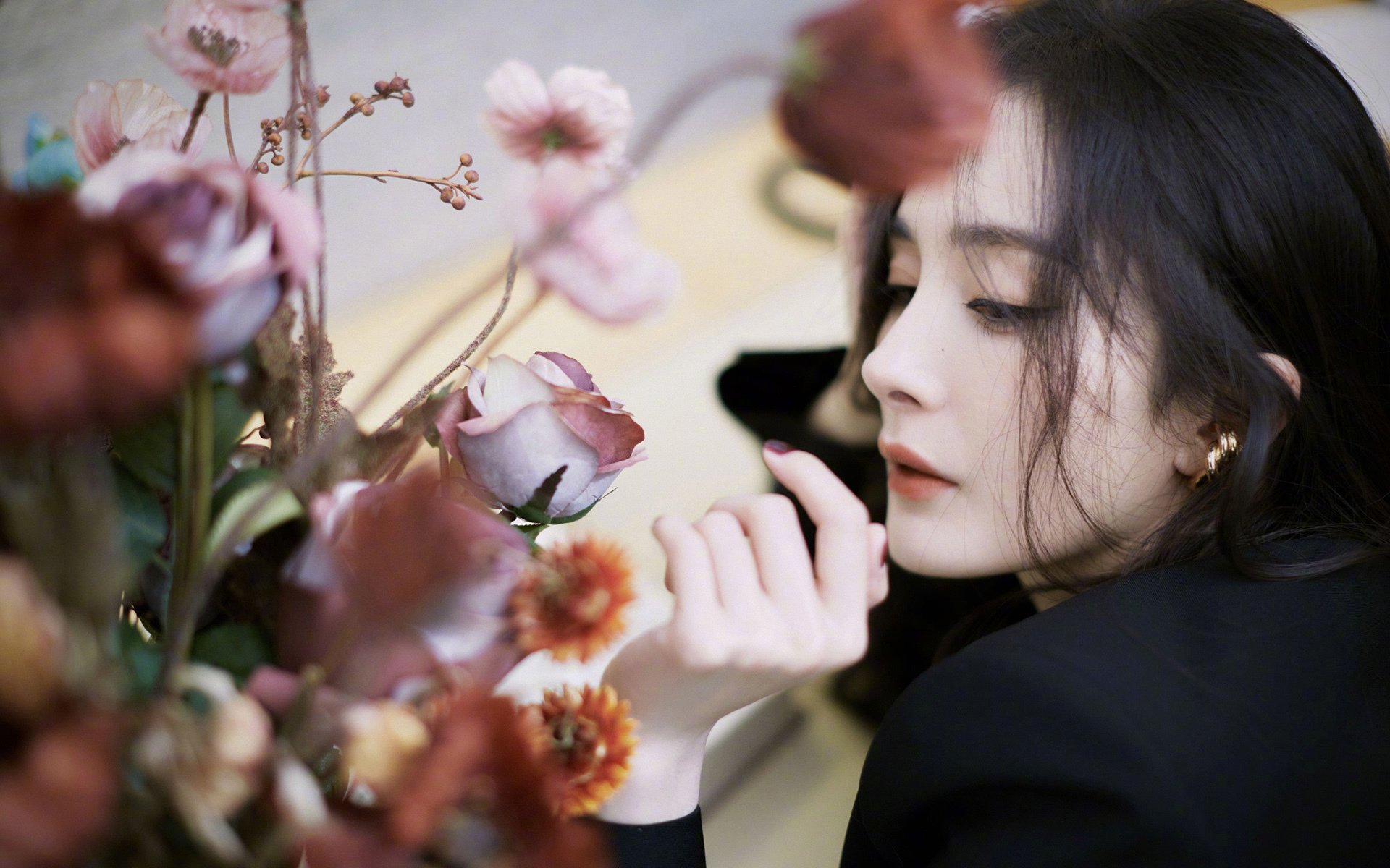 西班牙青年队在欧洲大赛中表现抢眼，潜力无限